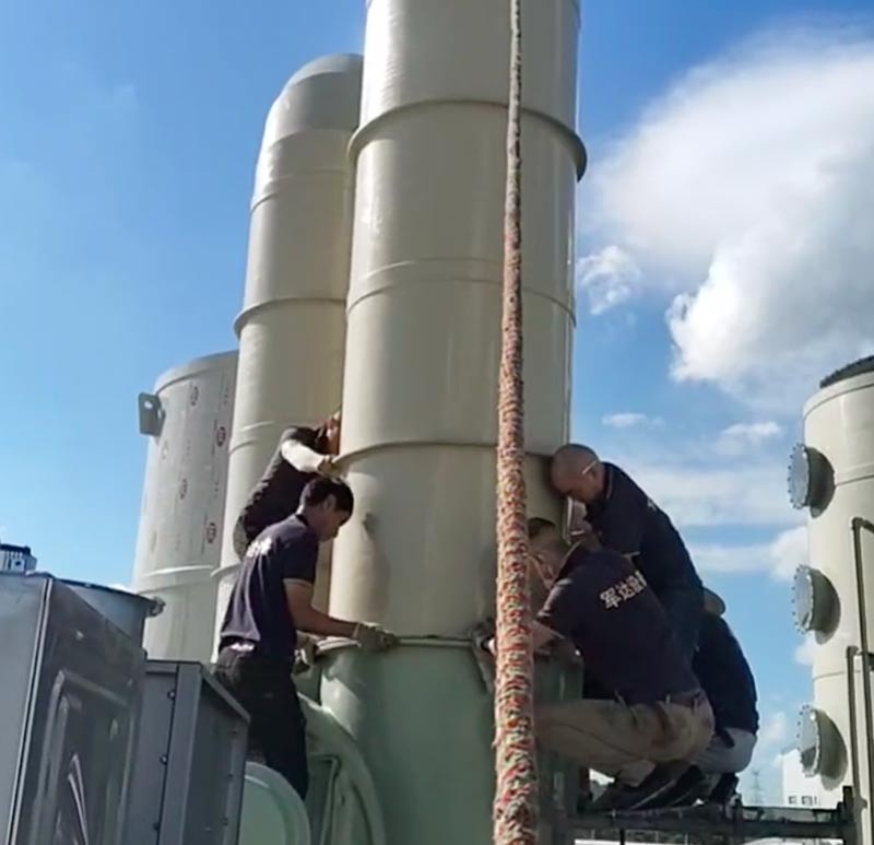 Installation eines Abgasturms für die Galvanik-Produktionslinie von Junda